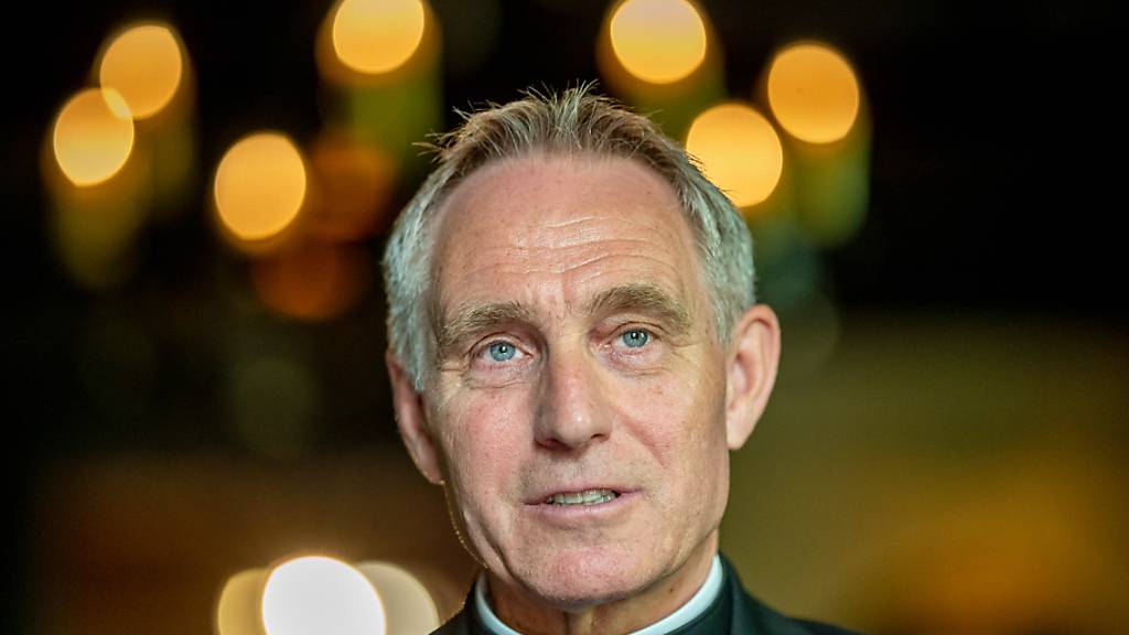 ARCHIV - Erzbischof Georg Gänswein spricht im Europa-Park während eines dpa-Interviews. Foto: Patrick Seeger/dpa