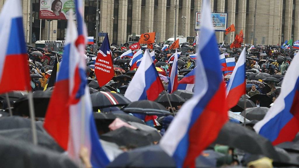 In Moskau trotzen tausende Menschen dem Regen und demonstrieren gegen Polizeigewalt und für faire und freie Wahlen.