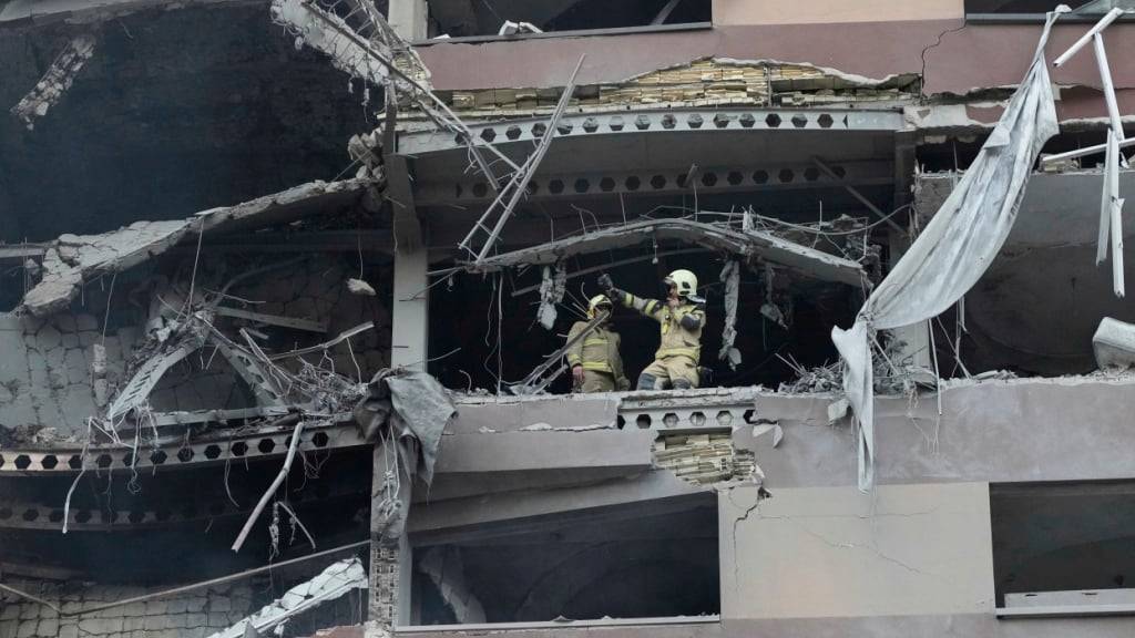 dpatopbilder - Feuerwehrleute arbeiten nach israelischen Angriffen am Ort einer Explosion in einer Wohnanlage im Norden von Teheran. Foto: Vahid Salemi/AP/dpa