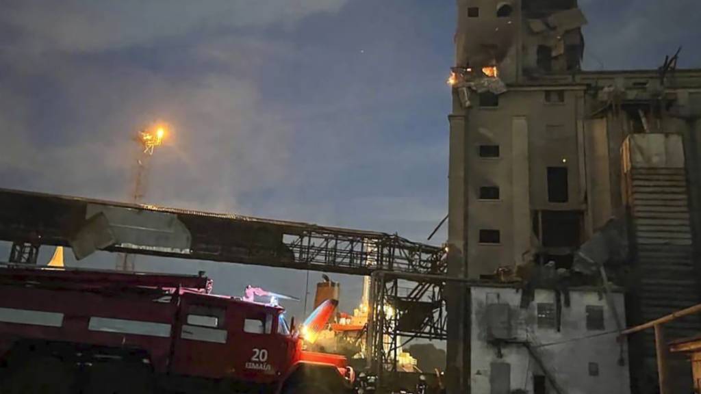 HANDOUT - Retter arbeiten an einem Ort  in der Region Odessa, an dem am frühen Morgen ein Drohnenangriff stattgefunden hat. Foto: Telegram Channel of Odesa Region Governor Oleh Kiper/AP/dpa - ACHTUNG: Nur zur redaktionellen Verwendung im Zusammenhang mit der aktuellen Berichterstattung bis maximal 16.08.2023 und nur mit vollständiger Nennung des vorstehenden Credits