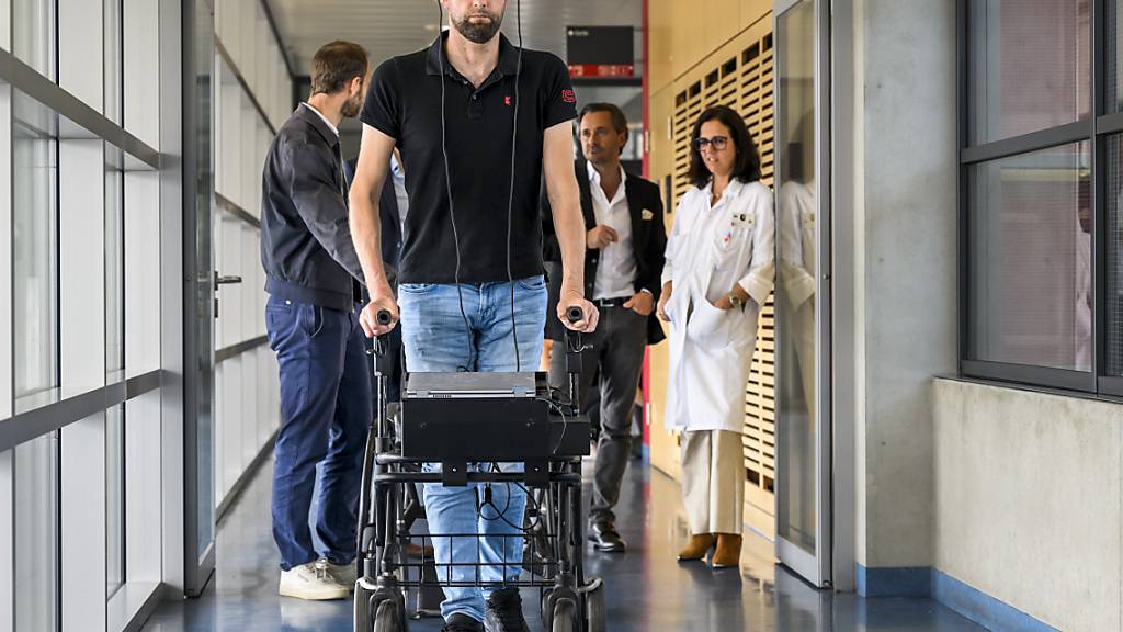 Ein gelähmter Patient konnte dank des selben Implantats wieder gehen. (Archivbild)