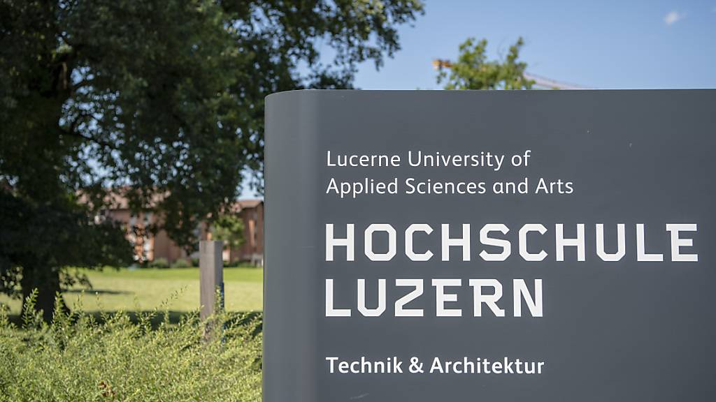 Die Hochschule Luzern hebt die Zertifikats-und Maskenpflicht per sofort auf. (Archivbild)