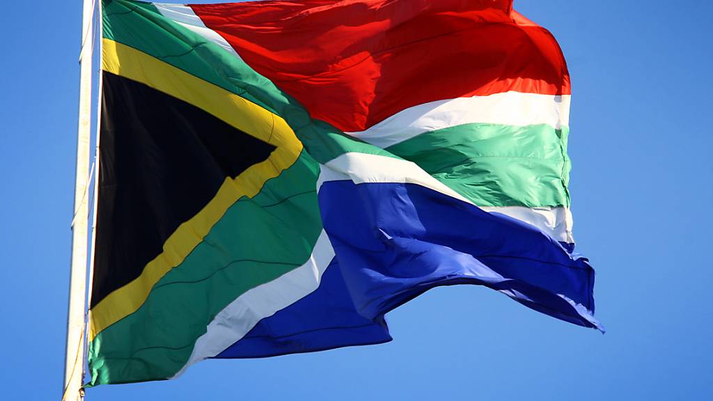 ARCHIV - Eine südafrikanische Flagge. Foto: picture alliance / dpa