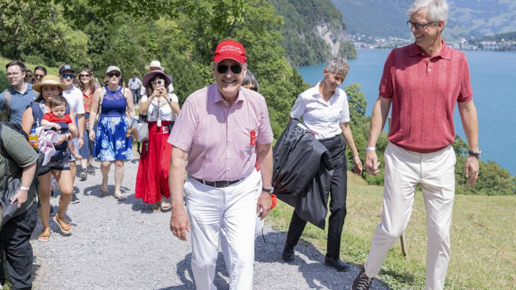 Für Parmelin zeigen Trachten Vielfalt und Zusammenhalt der Schweiz