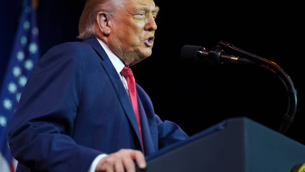 Präsident Donald Trump spricht zu den republikanischen Abgeordneten des Repräsentantenhauses während ihrer jährlichen Klausurtagung. Foto: Evan Vucci/AP/dpa