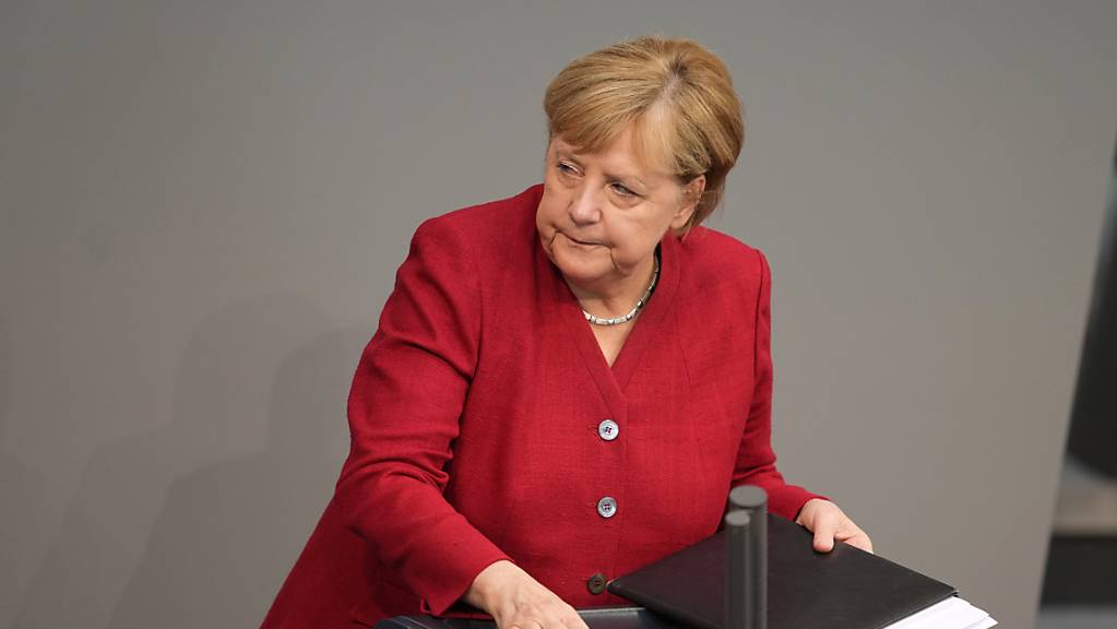 Bundeskanzlerin Angela Merkel (CDU) verlässt das Rednerpult bei der Sondersitzung des Bundestags nach ihrer Regierungserklärung zur Lage in Afghanistan. Foto: Kay Nietfeld/dpa