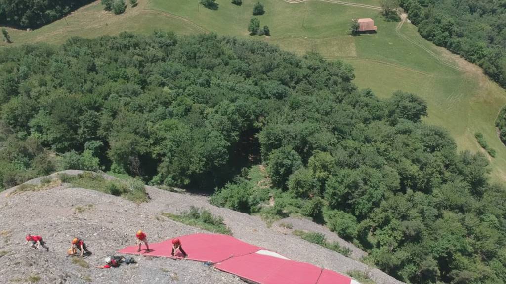 Montage Schweizerfahne hoch über Vitznau