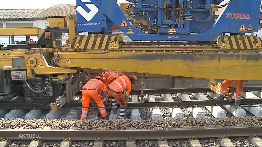 Schweisstreibende Arbeit: Zwischen Solothurn und Bellach werden Bahngleise ersetzt