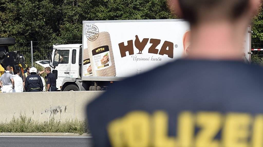 Forensiker untersuchen den Kühllastwagen, in dem im August 2015 die Leichen von 71 Flüchtlingen entdeckt worden waren. Nun will die ungarische Justiz acht Beschuldigte für das Drama zur Rechenschaft ziehen. (Archivbild)