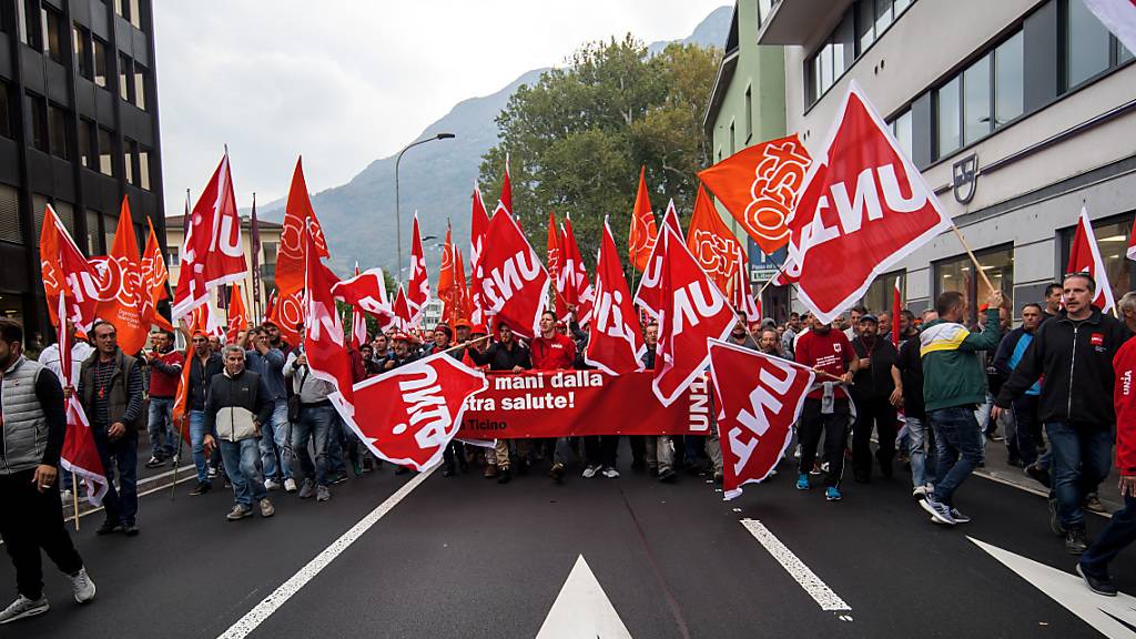 Immer wieder für höher Löhne auf der Strasse: Unia-Kundgebung mit rund 3000 Bauarbeitern 2015 in Bellinzona. (Archivbild)
