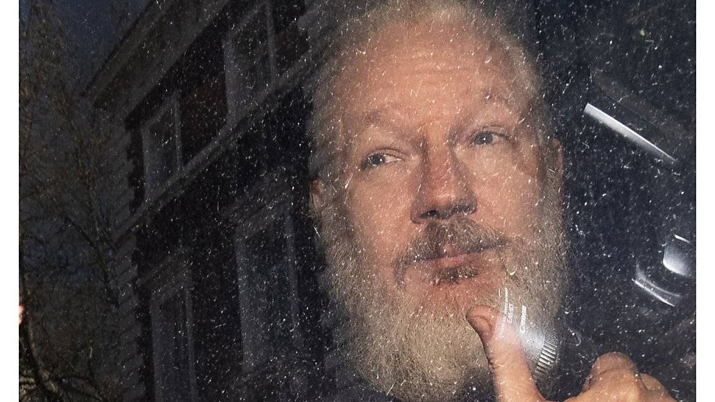 Julian Assange nach seiner Verhaftung am Donnerstag in London - zuvor hatte er sieben Jahre in der Botschaft Ecuadors verbracht und dort ein exzentrisches Benehmen gezeigt.