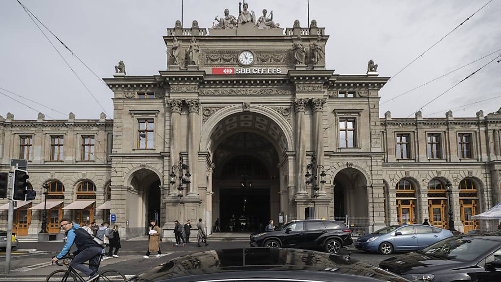 Beim Hauptbahnhof Zürich waren am Freitagabend die Tramlinie infolge eines Unfalls mit einem Tram unterbrochen. (Archivbild)