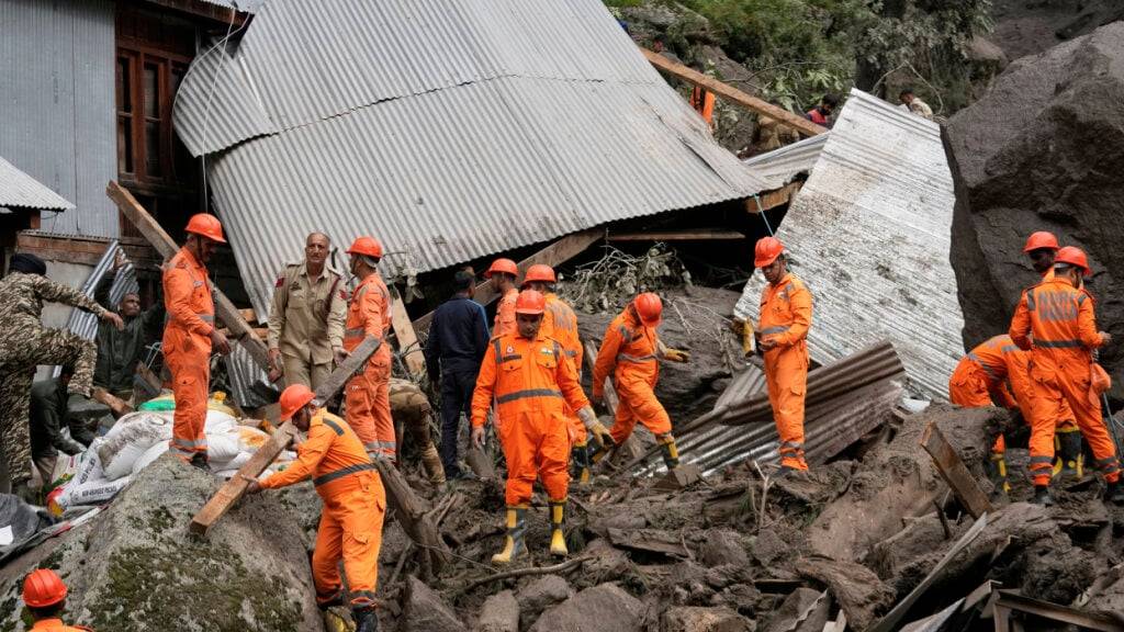 dpatopbilder - Mitarbeiter der indischen National Disaster Response Force (NDRF) eine Rettungsaktion durch. Foto: Channi Anand/AP/dpa