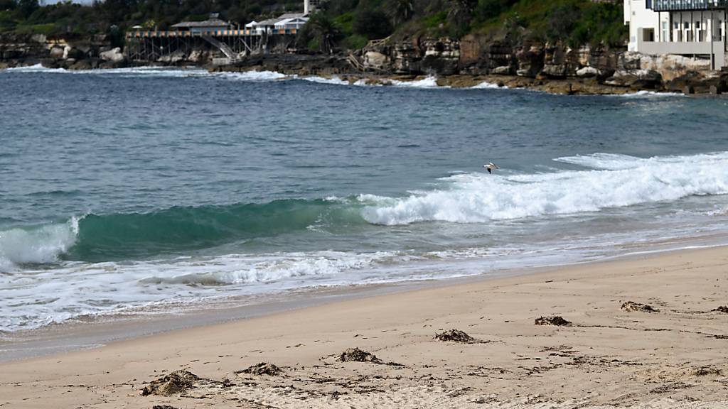 Der Strand ist geschlossen, da unbekannte Trümmer am Coogee Beach in Sydney angespült wurden. Coogee Beach im Osten Sydneys wurde nach der Entdeckung «mysteriöser, schwarzer, kugelförmiger Trümmerteile» geschlossen. Foto: Steven Markham/AAP/dpa