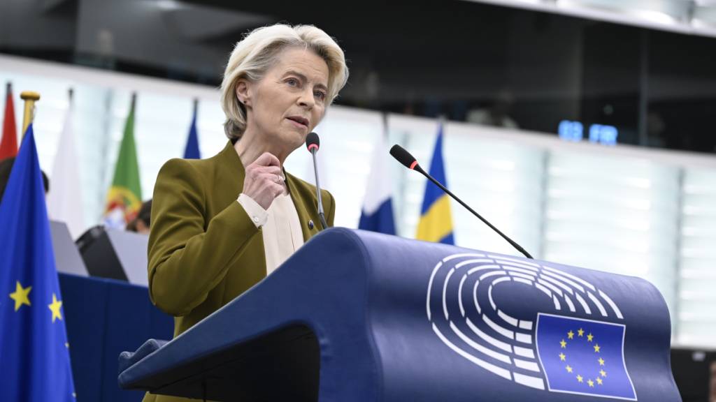 ARCHIV - Die Präsidentin der Europäischen Kommission, Ursula von der Leyen, gestikuliert während ihrer Rede zur Lage der Union im Europäischen Parlament in Straßburg. Foto: Pascal Bastien/AP/dpa (Archivbild)