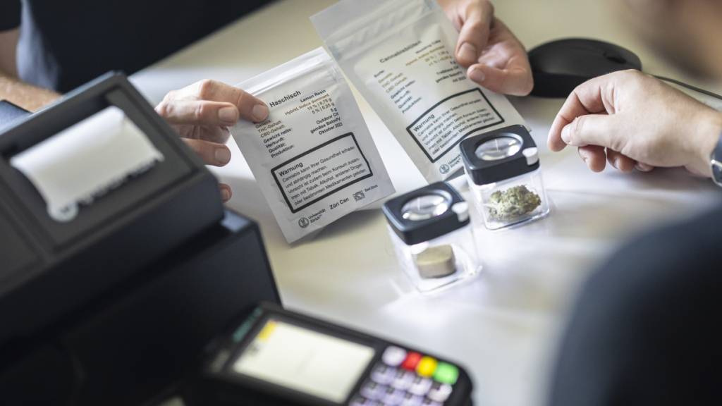 Die Stadt Zürich will ein Pilotprojekt für die legale Cannabis-Abgabe bis 2028 verlängern. (Archivbild)
