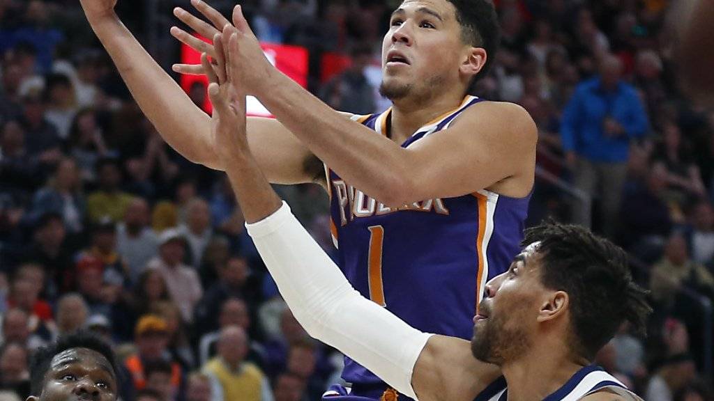 Utahs Schweizer Thabo Sefolosha versucht Devin Booker von den Phoenix Suns zu stoppen