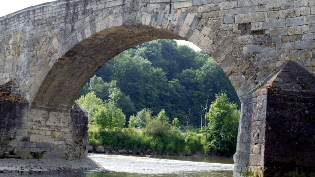 Der Kanton Thurgau will ein neues Geschichtsbuch herausgeben. Im Bild die Alte Thurbrücke bei Bischofszell, die noch aus dem Mittelalter stammt. (Archivbild)