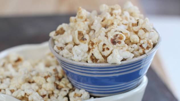 Entweichender Dampf verursacht das "Popp"-Geräusch von Popcorn