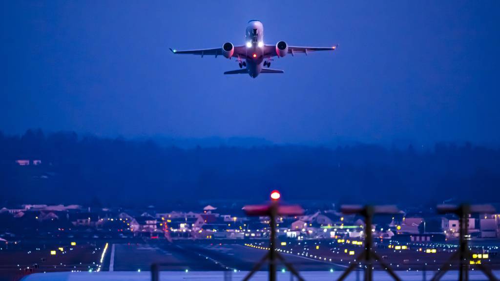 Der Aargauer Regierungsrat fordert faire Lärmverteilung und weniger Nachtflüge am Flughafen Zürich. (Archivbild)