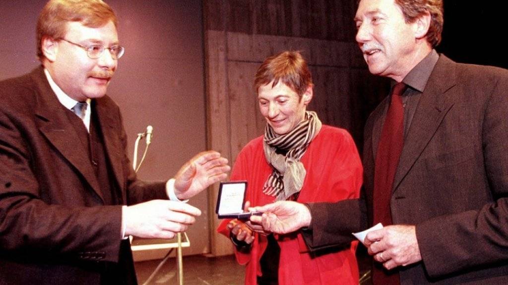 Der Kunstsammler Peter Bosshard (r) erhält 1999 zusammen mit seiner Ehefrau Elisabeth Bosshard (Mitte) vom Zürcher Regierungsrat Markus Notter (l) die goldene Ehrenmedaille des Kantons Zürich. Am 4. März 2018 ist Peter Bosshard 75-jährig gestorben. (Archiv)
