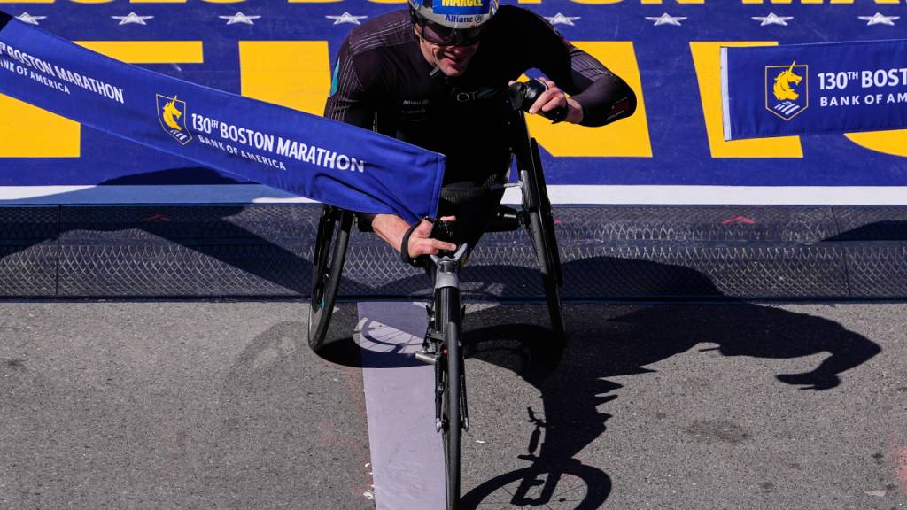 Marcel Hug überquert die Ziellinie in Boston nach 42,195 km auch in diesem Jahr als Erster