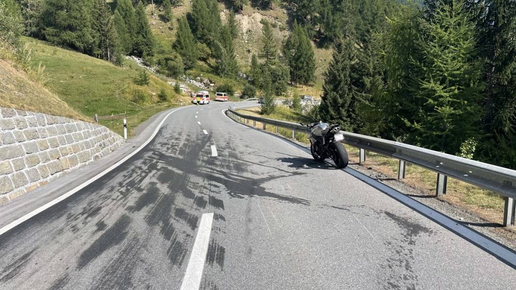 Zwei Motorradfahrer bei Selbstunfall in Zernez GR verletzt