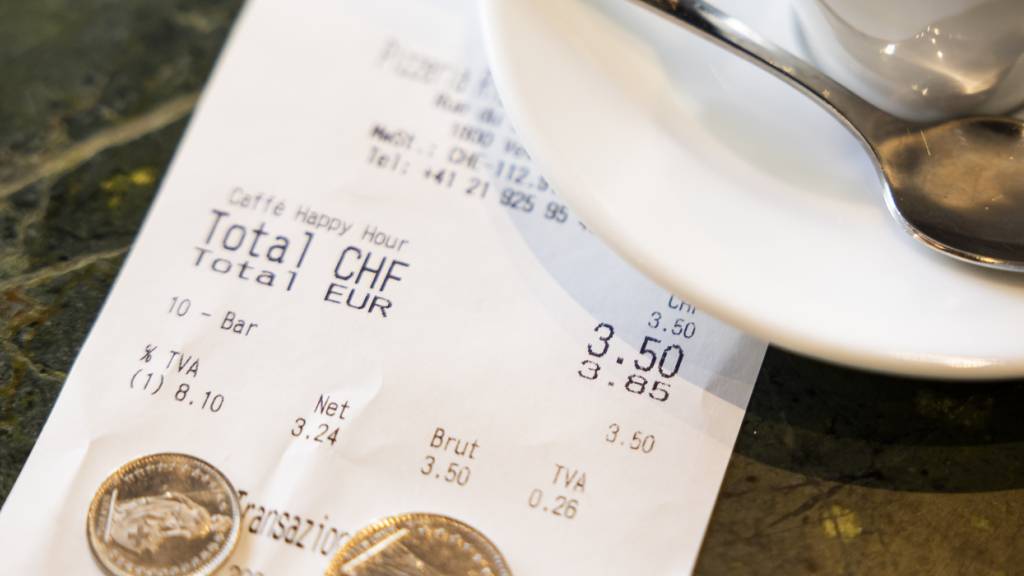 Die zuständige Nationalratskommission will die 13. AHV-Rente allein mit einer vorübergehenden Erhöhung der Mehrwertsteuer finanzieren. Dabei will sie die Steuer etwas weniger stark erhöhen als zunächst beschlossen. (Themenbild)