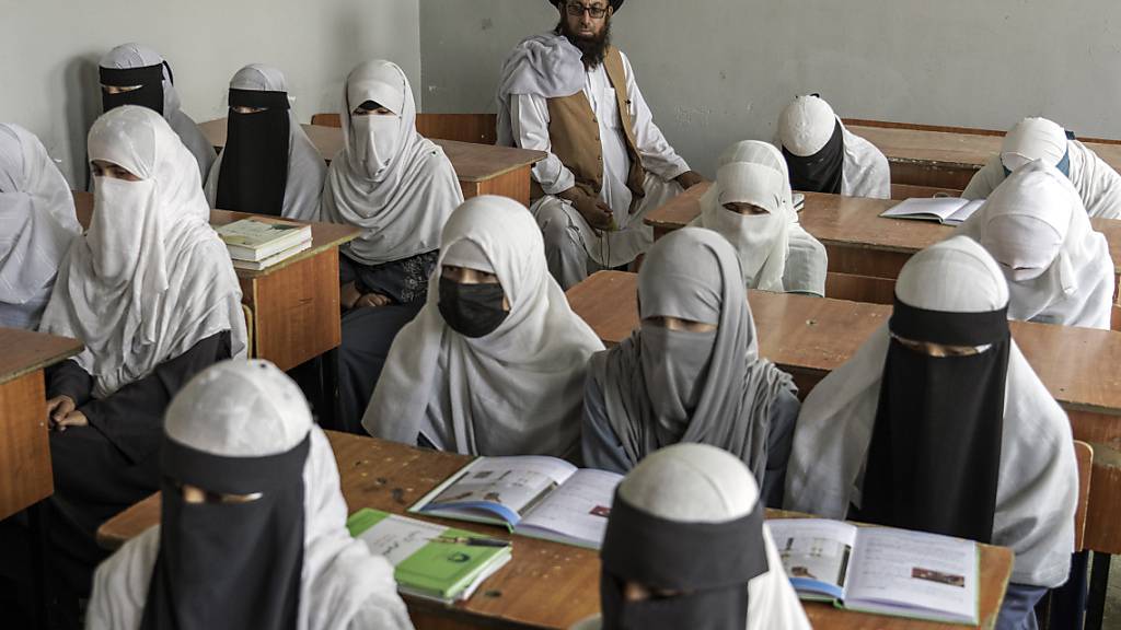 ARCHIV - Angesichts des Verbots von Mädchenbildung in weiterführenden Schulen in Afghanistan vor zwei Jahren haben die Vereinten Nationen die dort regierenden Taliban dazu aufgefordert, höhere Mädchenschulen wieder zu öffnen. Foto: Ebrahim Noroozi/AP/dpa
