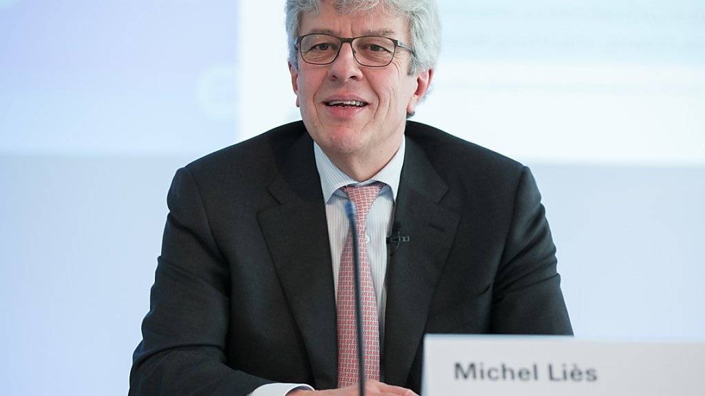 Swiss Re-Chef Michel Liès kann sich über mehr Gewinn des Rückversicherers nach neun Monaten freuen. (Archiv)