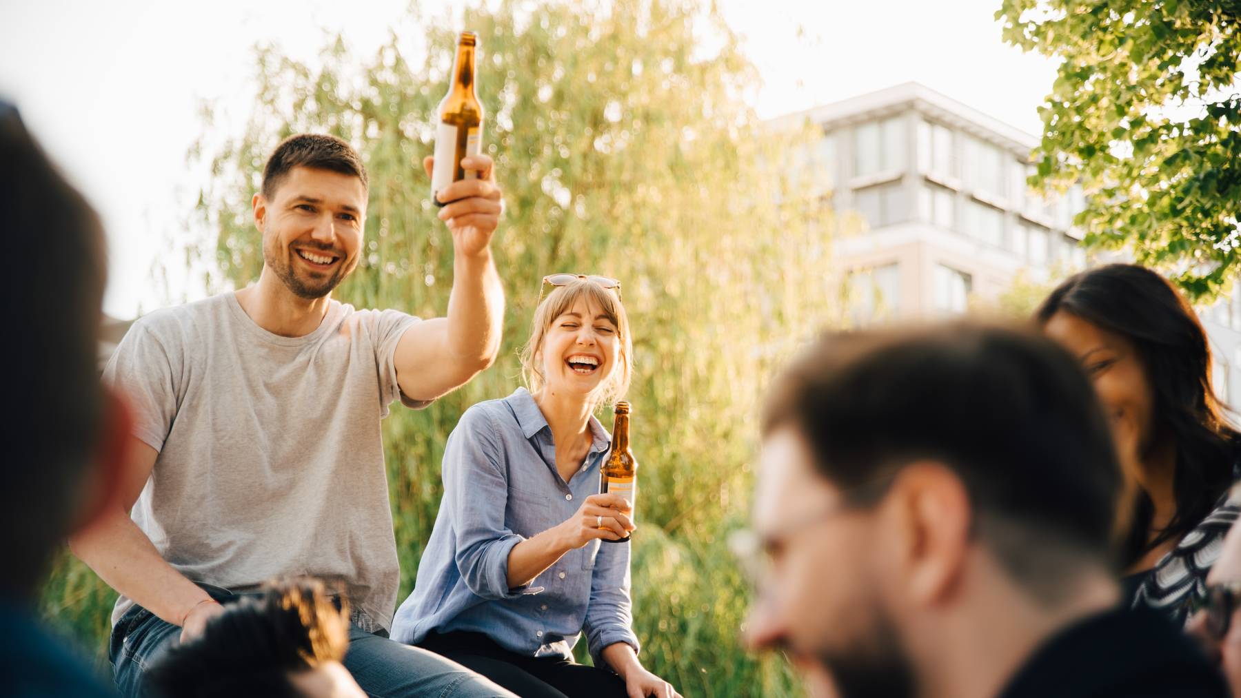 Bier trinken Trinken Sonne Freunde Feiern