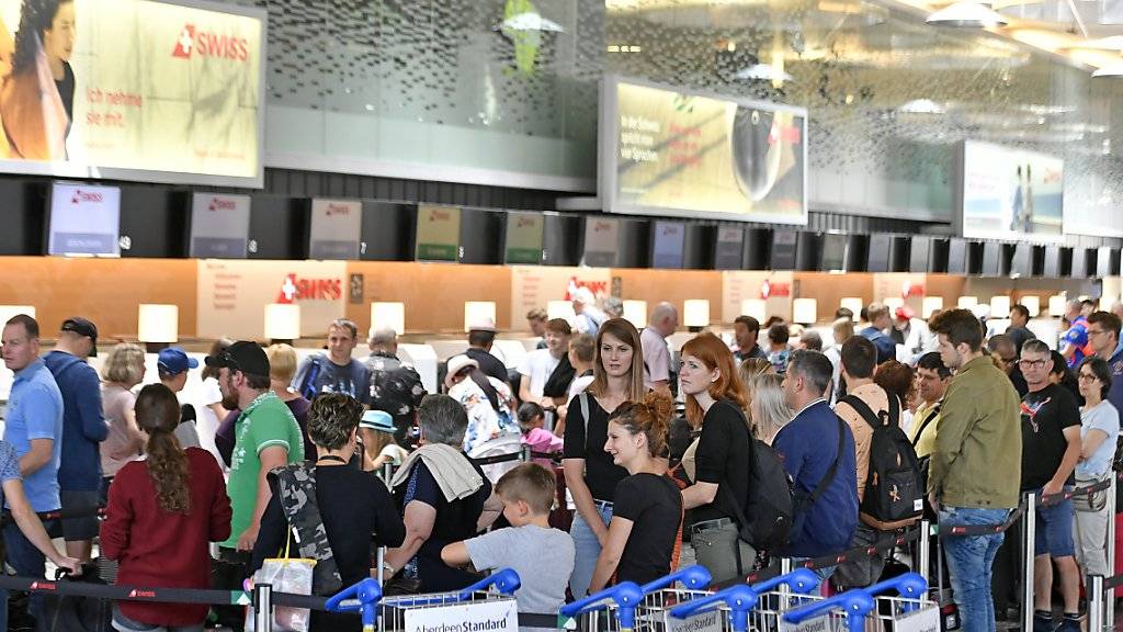 Nur Frankfurt ist noch schlechter: Der Flughafen Zürich weist die zweitschlechtesten Pünktlichkeitswerte aller Flughäfen Deutschlands, Österreichs und der Schweiz auf. (Archivbild)