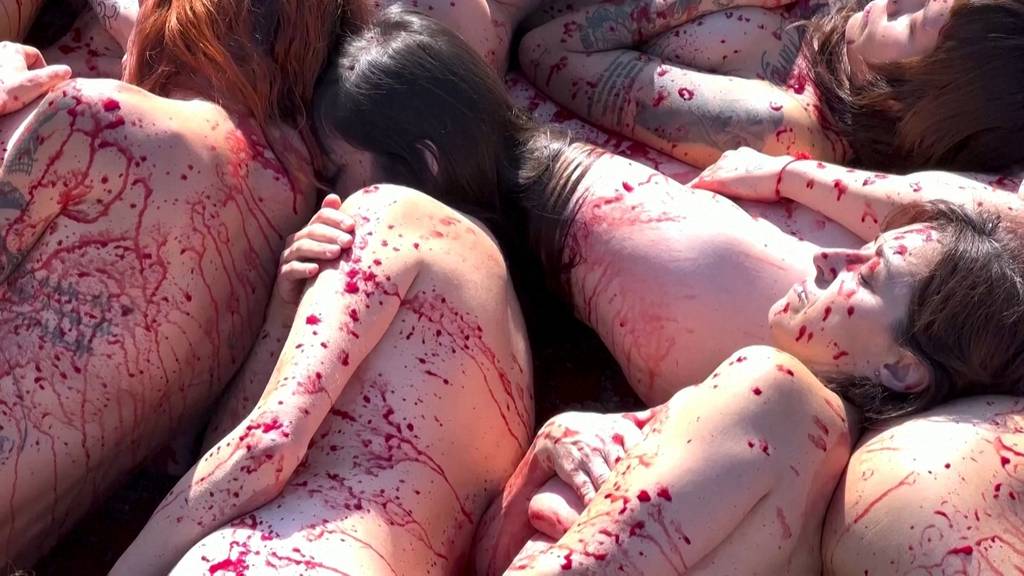 Demonstrierende kämpfen nackt und blutverschmiert gegen Pelzzucht