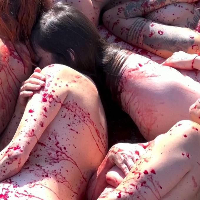 Demonstrierende kämpfen nackt und blutverschmiert gegen Pelzzucht