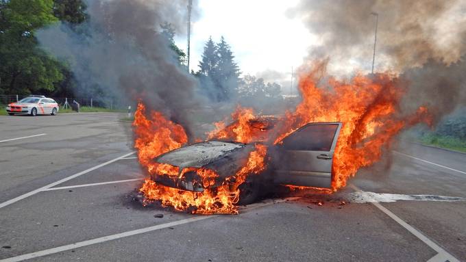 Volvo geht während Fahrt in Flammen auf