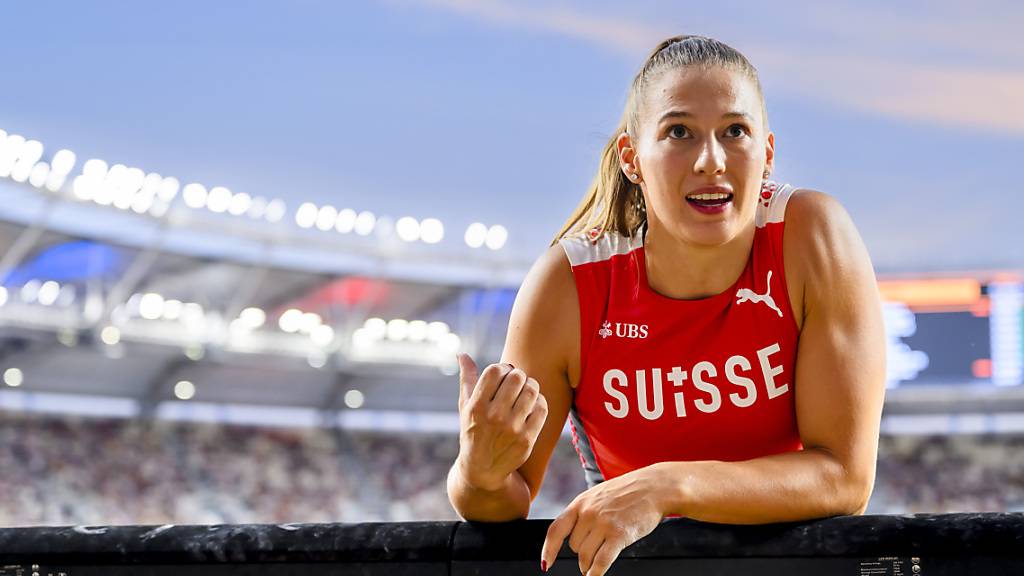 Angelica Moser erhält von ihrer Entourage die richtigen Anweisungen