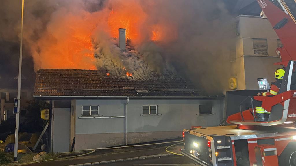 Ein Anbau beim ehemaligen Gasthof Engel in Udligenswil LU stand am Dienstagabend in Flammen.