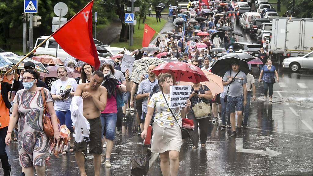 Tausende Menschen sind im äussersten Osten Russlands für den inhaftierten rechten Ex-Gouverneur von Chabarowsk trotz Regenwetter auf die Strasse gegangen.