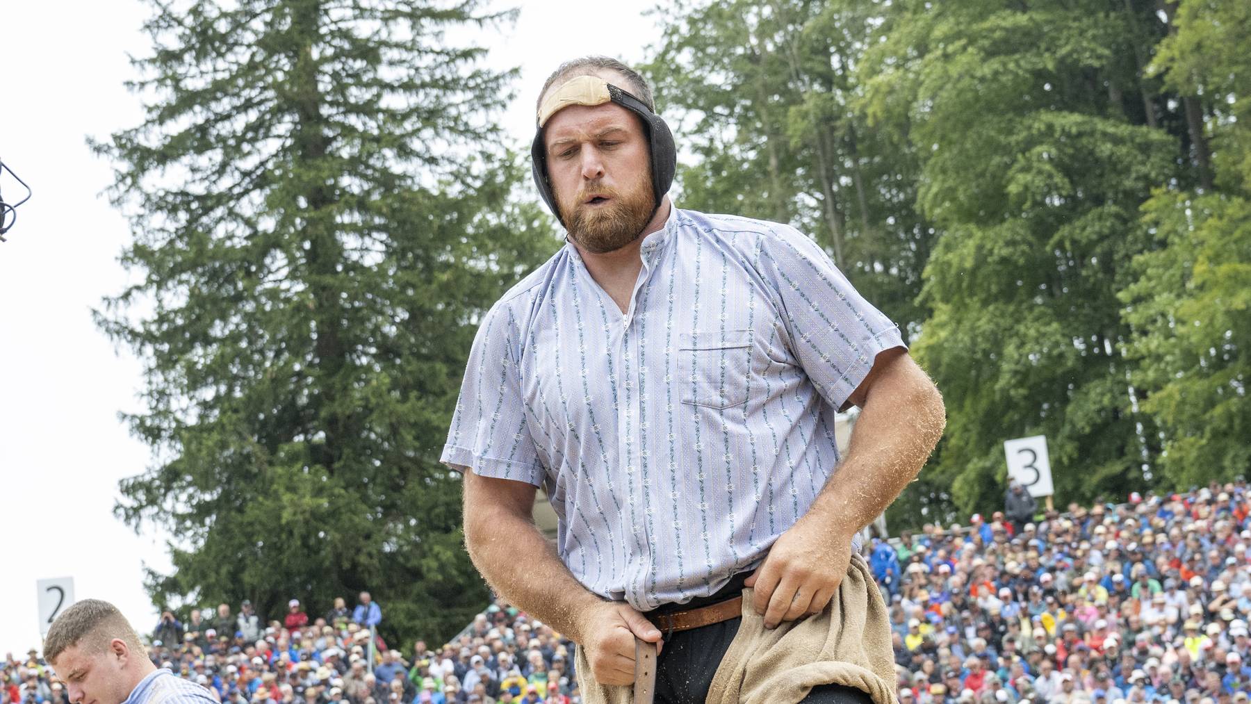 Matthias Aeschbacher bestreitet alle drei Schwingfeste in Burgdorf. Beim Anschwingen des Emmentalischen trifft er auf den Ostschweizer Mario Schneider.