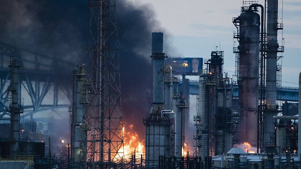 Bei einem Brand in einer Raffinerie in den USA am Freitag sind laut den örtlichen Gesundheitsbehörden keine Giftgase ausgetreten.