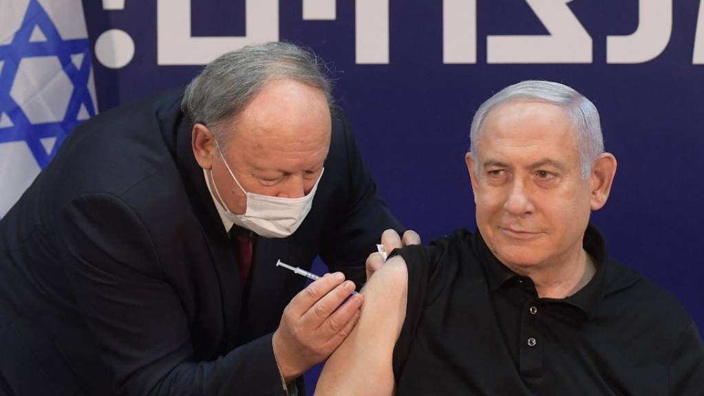 Benjamin Netanjahu (r), Ministerpräsident von Israel, wird im Schiba-Krankenhaus gegen Corona geimpft.