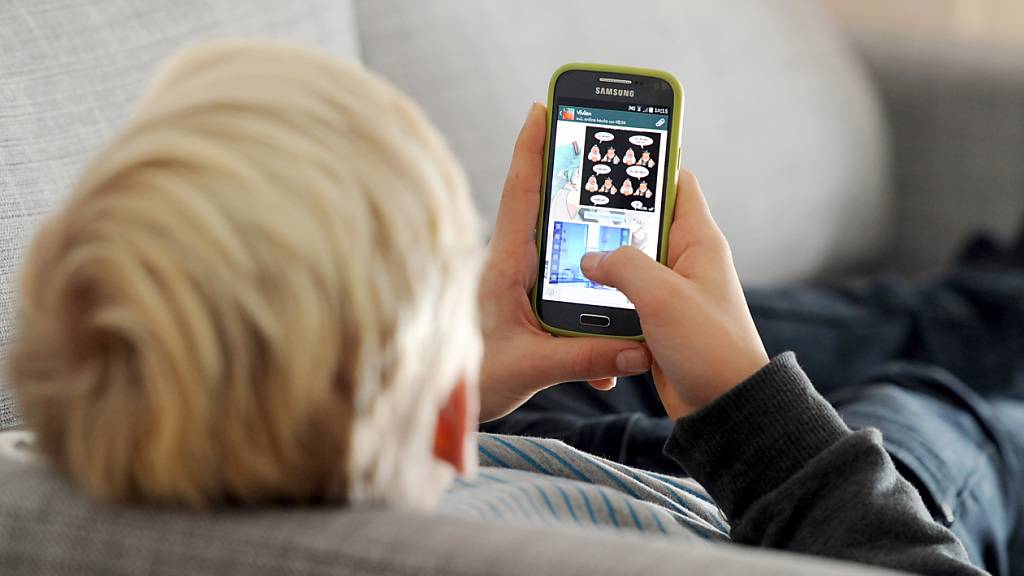 Gucken Kinder übermässig viel ins Smartphone, kann dies zu Lernstörungen führen. (Symbolbild)
