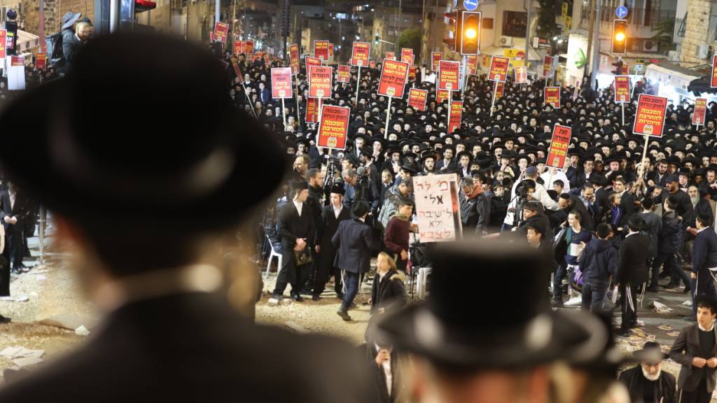 dpatopbilder - Ultraorthodoxe jüdische Männer protestieren vor einer Rekrutierungsstelle in Jerusalem gegen die Einberufung in die israelische Armee. Foto: Oren Ziv/dpa