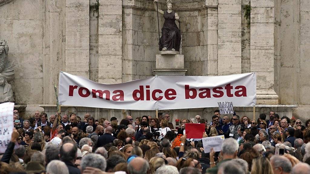 «Rom sagt Basta» - unter diesem Motto demonstrieren tausende Einwohner Roms gegen den Verfall ihrer Stadt.