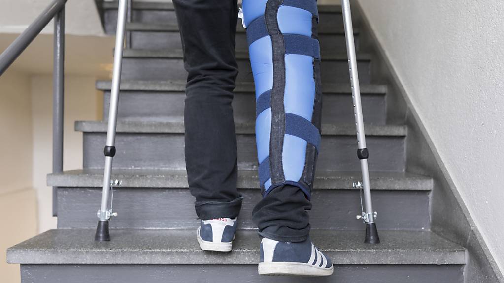 Knie, Unterschenkel und Fussgelenk werden bei Unfällen auf der Piste besonders oft verletzt. (Symbolbild)