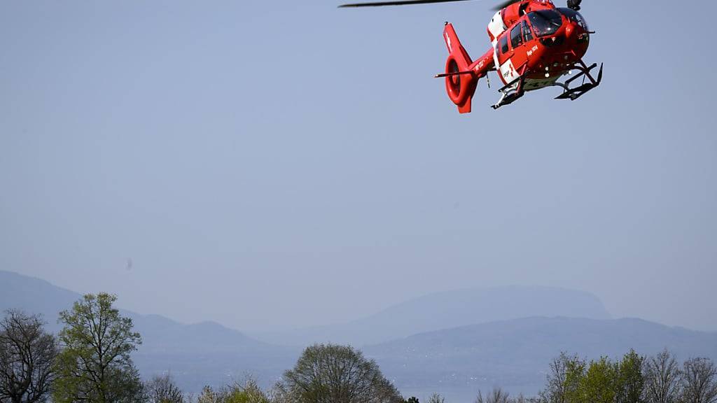 Ein Rega-Helikopter brachte den Verunglückten von Elm nach Chur ins Spital. (Symbolbild)