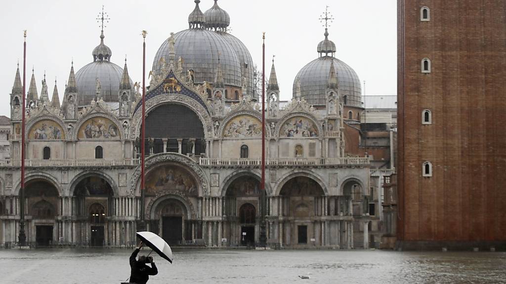 Der Wasserstand in Venedig ist am Freitagvormittag weiter angestiegen. Aus Sicherheitsgründen wurde der komplette Markusplatz gesperrt.(Archivbild)