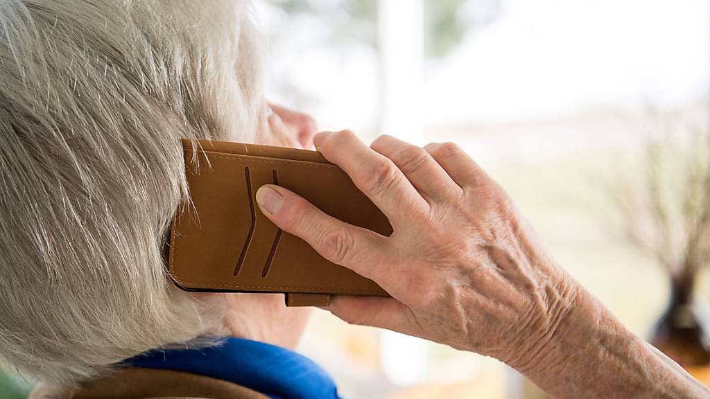Insbesondere ältere Menschen werden gerne Opfer von Telefonbetrügern.