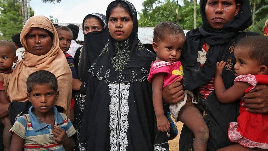 Rohingya-Frauen und -Kinder der warten auf den Einlass in ein Flüchtlingscamp in Cox's Bazar, Bangladesh: Die Gewalt in Myanmar führte zu einer Flüchtlingswelle aus dem Land; auch buddhistische Bewohner des Bundesstaats Rakhine wurden intern vertrieben.
