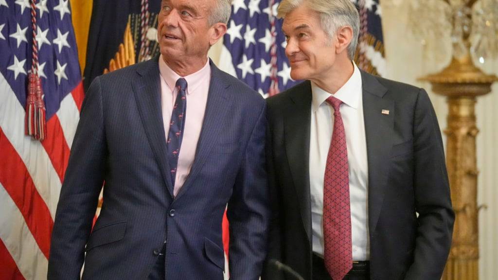 US-Gesundheitsminister Robert F. Kennedy Jr. (l) und Dr. Mehmet Oz, Administrator der Centers for Medicare  Medicaid Services. Foto: Mark Schiefelbein/AP/dpa
